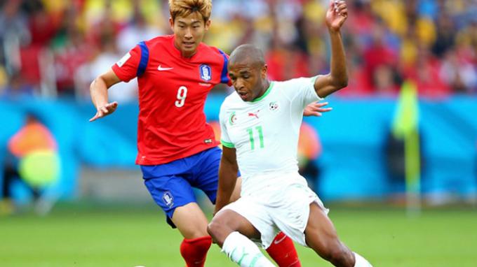 Brahimi controla el balón ante un delantero coreano. Brahimi controla el balón ante un delantero coreano.