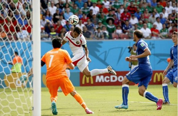 Bryan Ruiz remata para hacer el gol tico ante Buffon. Imagen: FIFA. Bryan Ruiz remata para hacer el gol tico ante Buffon. Imagen: FIFA.